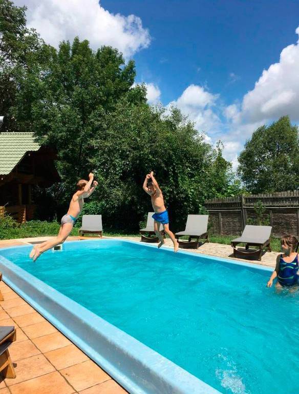 Якщо ви бажаєте приїхати всією сім'єю і відпочити з комфортом на лоні природи – гостинна садиба «Родинне гніздо» в селі Гармаки стане відмінним варіантом.