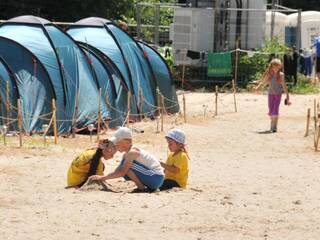 дети проживают в качественных палатках производства Норвегии