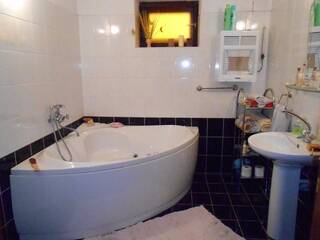 Ванная комната с джакузи. Ванная укомплектована всем необходимым: фен, полотенца, шампунь, мыло, пена для ванной, крем для рук.