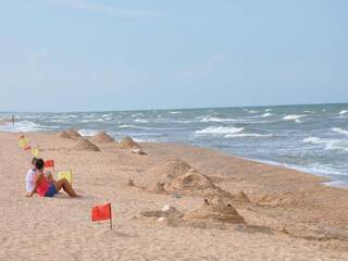 Собственный песчано-ракушечный пляж