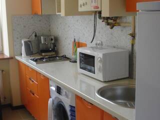 Обладнана кухня (холодильник, газова плита, пральна машина, мікрохвильова піч, кавовий апарат, чайник, посуд