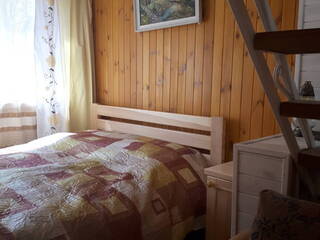 Спальня первого этажа. Двуспальная кровать, тумбочка.