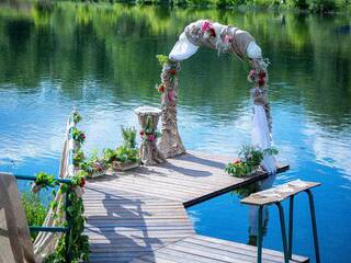 Необыкновенная свадьба на берегу реки