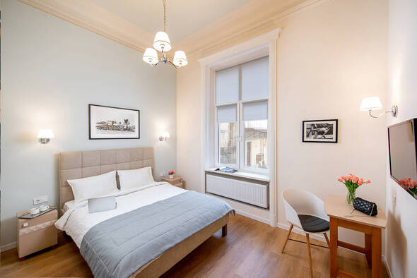 Номер “Покращений” з двоспальним ліжком та виглядом у внутрішнє подвір’я. - Art Deco Central Rooms