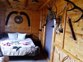 Перша спальня на першому поверху - двоспальне дерев'яне ліжко