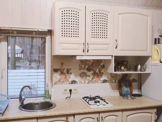 На кухне есть все необходимое: газ, вытяжка, электрочайник, холодильник, столовая и кухонная посуда. Как дома!