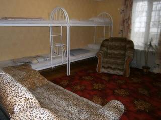 Односпальная кровать в общем номере с 8 кроватями.