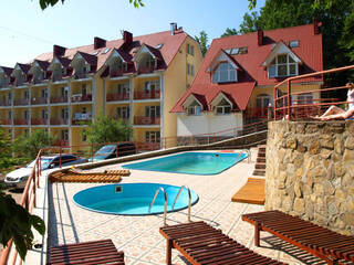 Санаторий «Солнечный» приглашает на летний отдых с бассейном в Карпатах