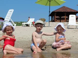 Семейный отдых на берегу Киевского моря