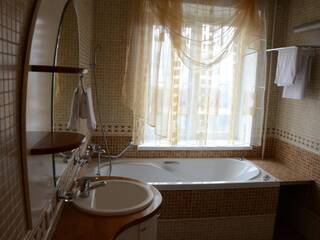 Ванная комната с гидромассажной ванной