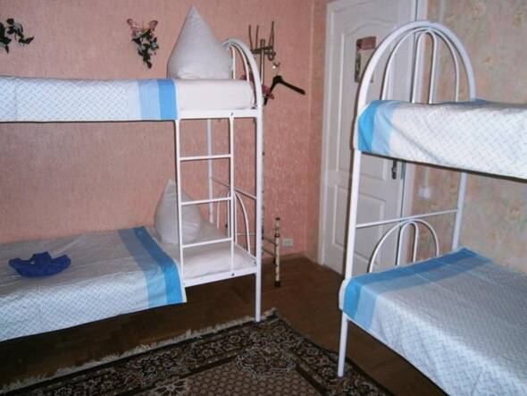 Односпальная кровать в общем номере с 6 кроватями. - Абрикос